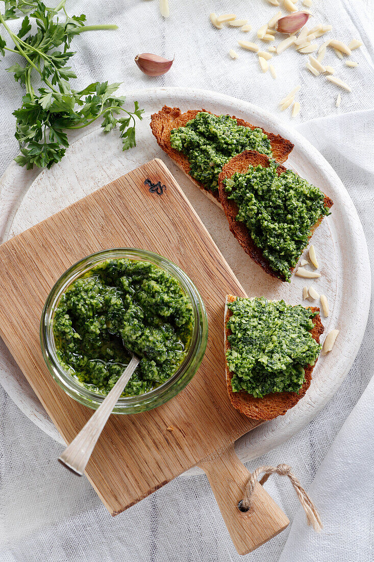 Petersilienpesto und geröstete Mandeln