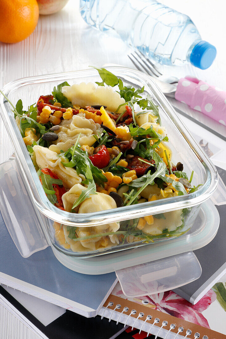 Lunchbox mit Salat mit Fleischtortellini und Gemüse