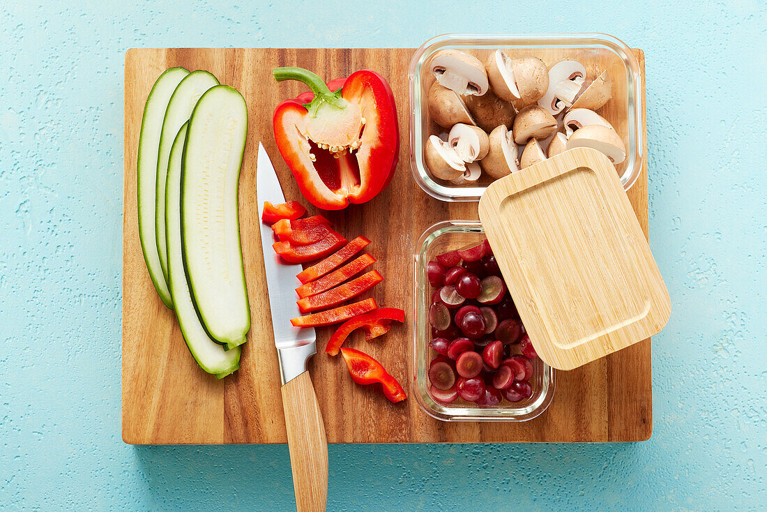 Vorbereitetes Obst und Gemüse für Bowls