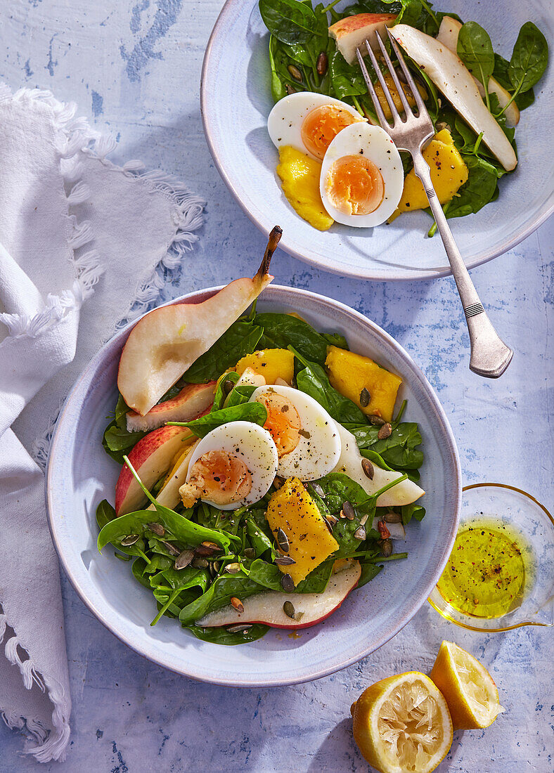 Spinatsalat mit Mango, Birne und gekochtem Ei