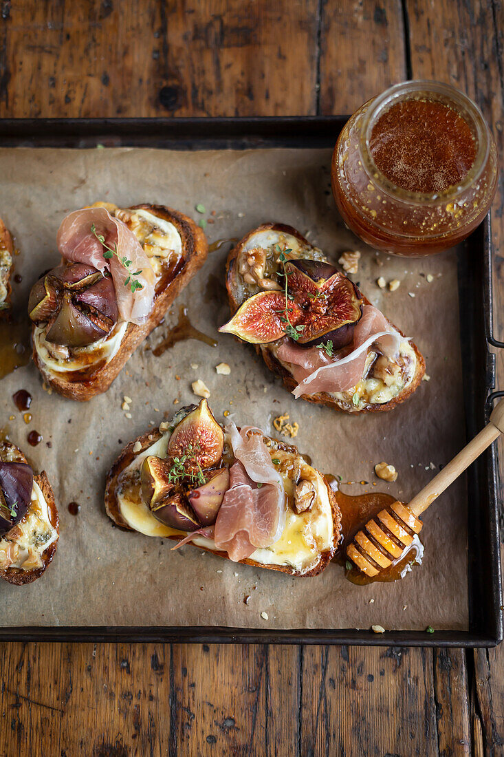 Tartine mit gebratenen Feigen, Schinken und Honig