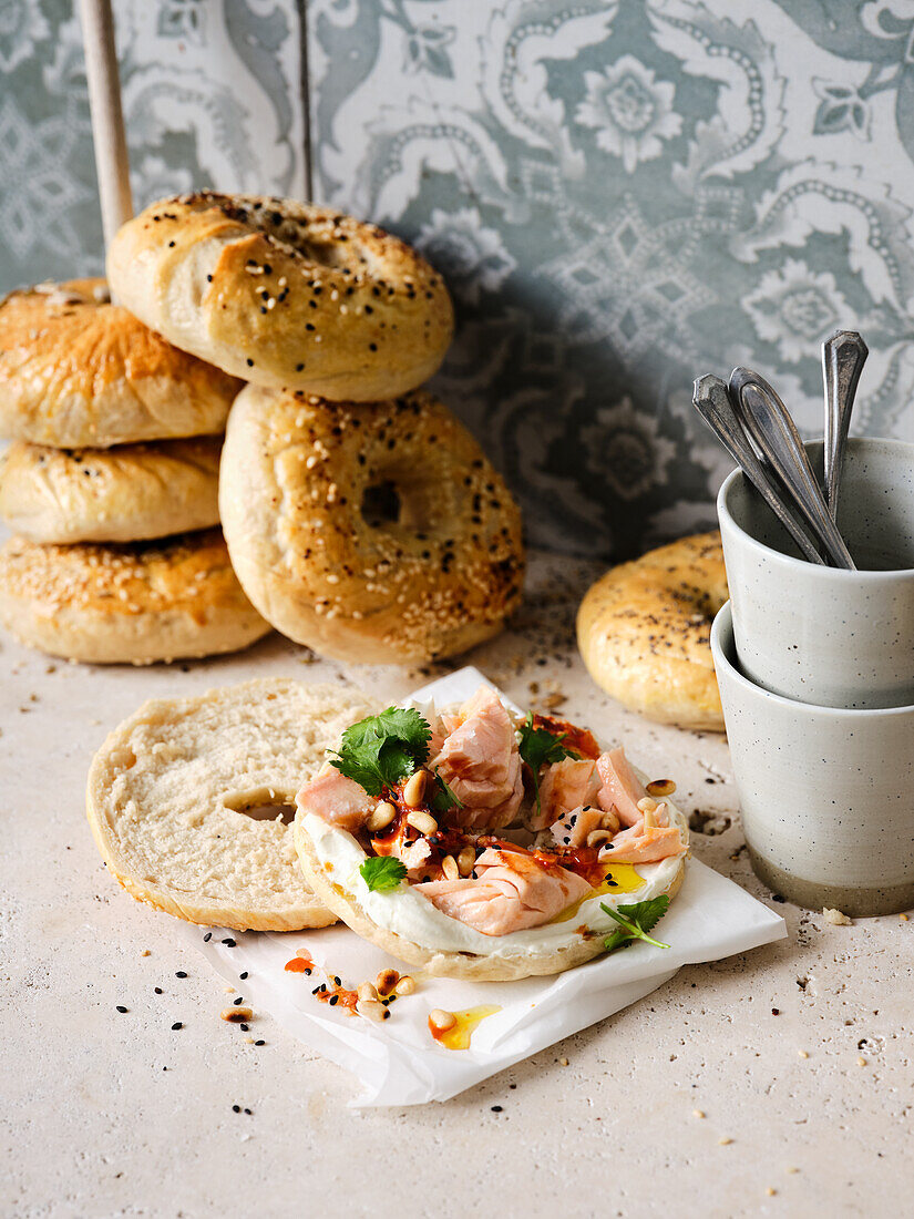 Bagels mit Schmand, Lachs und Chaimeh-Sauce