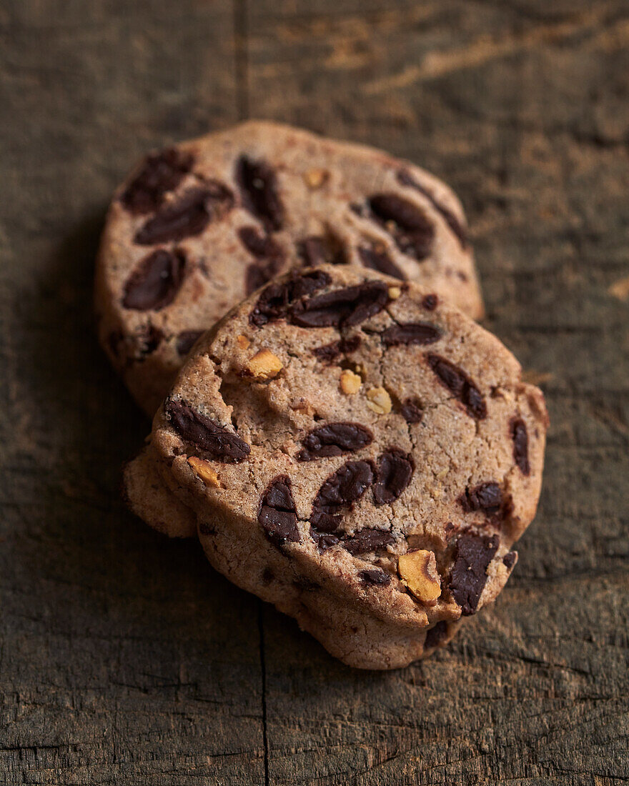 Cookies mit Schokodrops und Nüssen (Nahaufnahme)