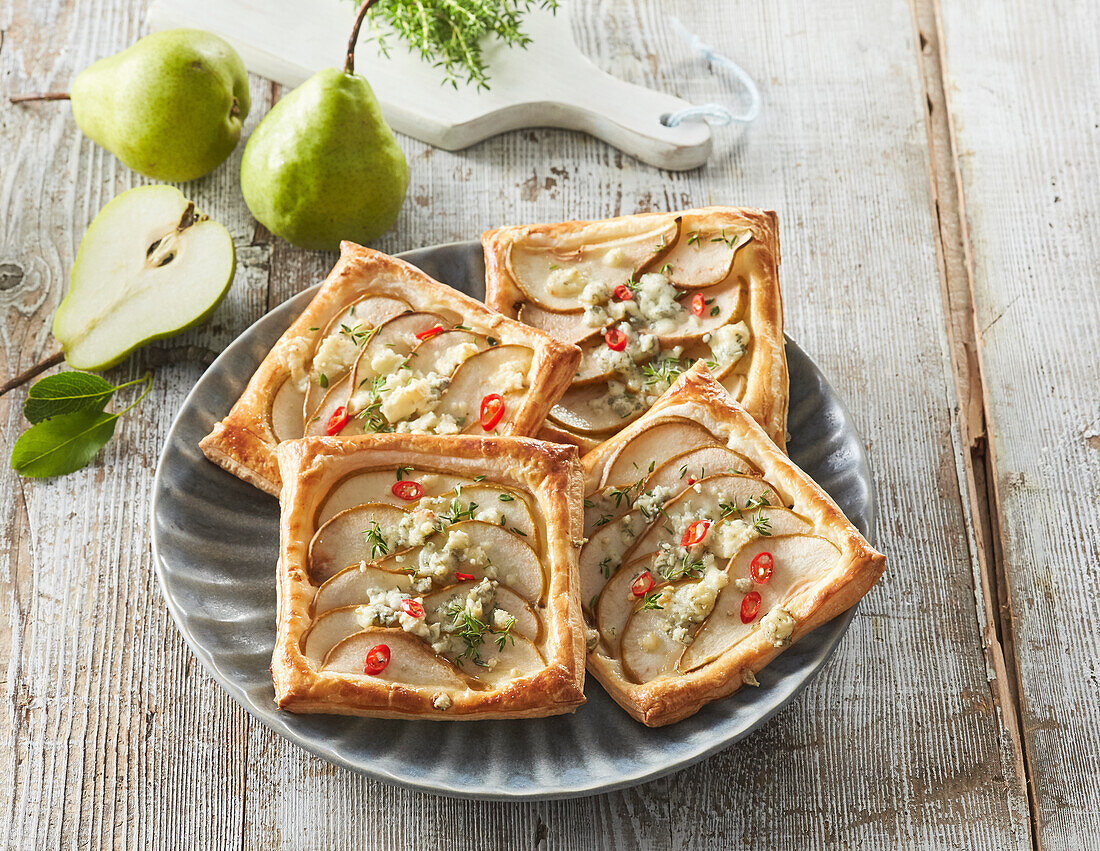 Savoury pastries with pears, blue cheese and chilli
