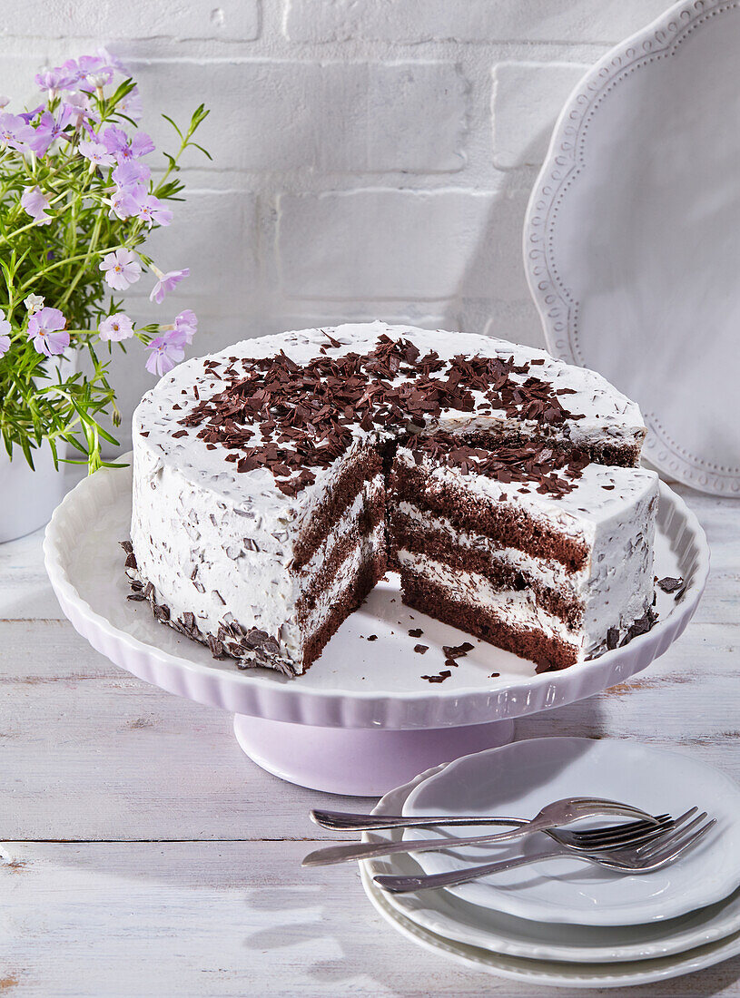 Stracciatella-Torte, angeschnitten