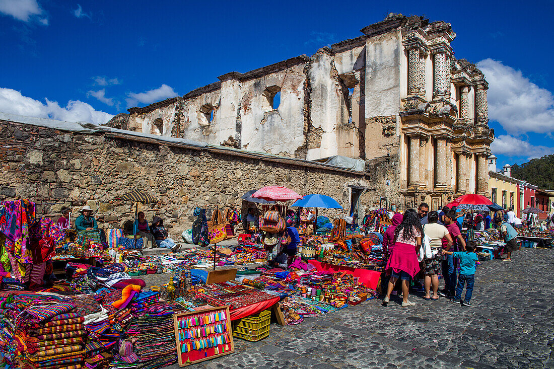 Bunte Marktstände in der Altstadt und Kirchenruine, Antigua, Guatemala, Mittelamerika