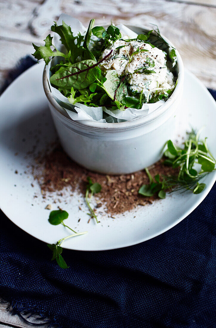 Rillette aus Räucherforelle mit Salatblättern