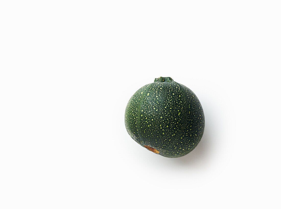 Frische grüne runde Zucchini vor weißem Hintergrund