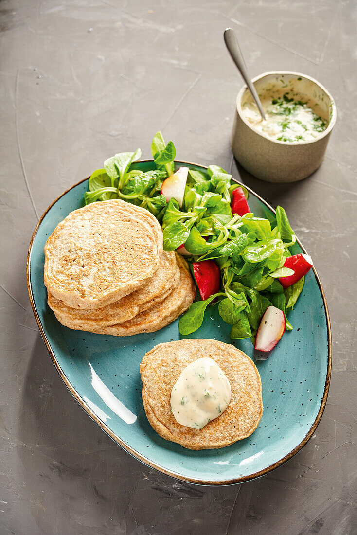 Vegan blini with lamb's lettuce and a 'yoghurt' dip