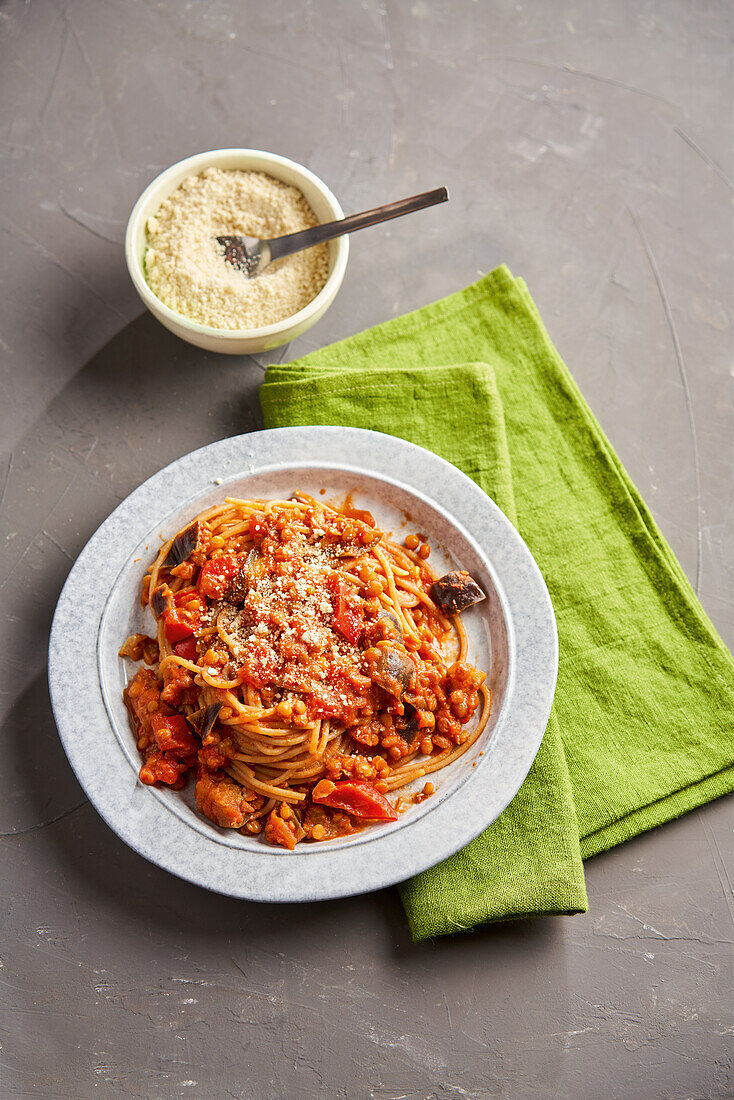 Wholemeal pasta with lentils and aubergine