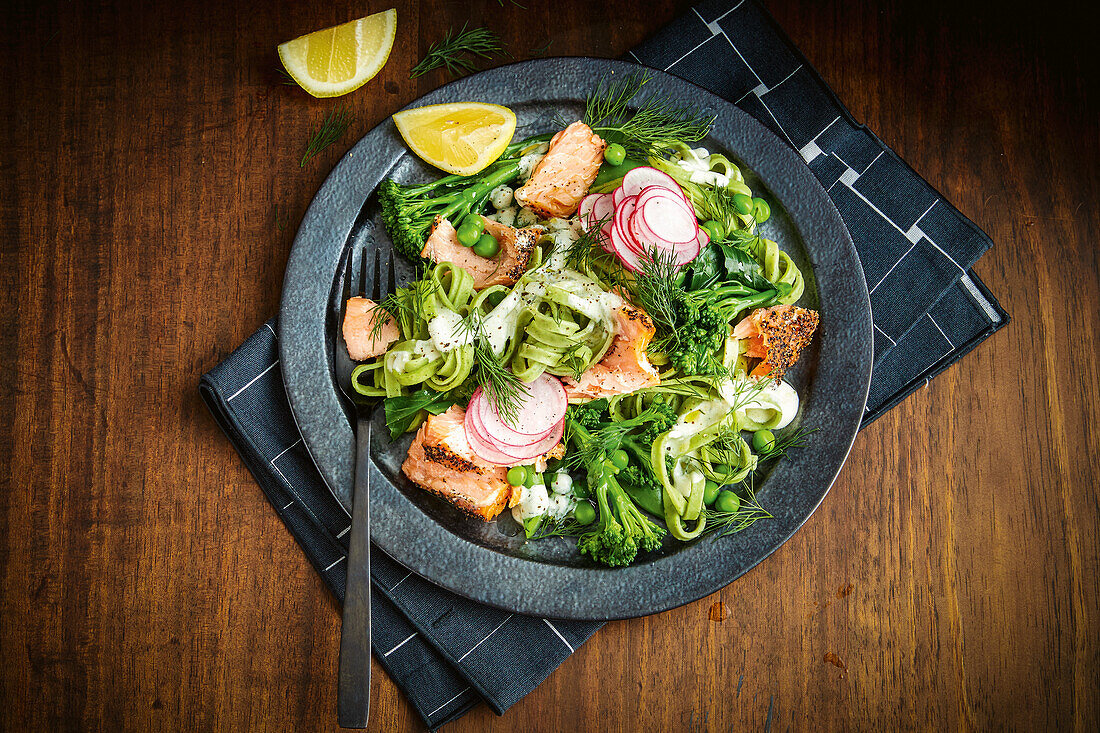 Spinach linguine and salmon salad with creamy yoghurt dressing