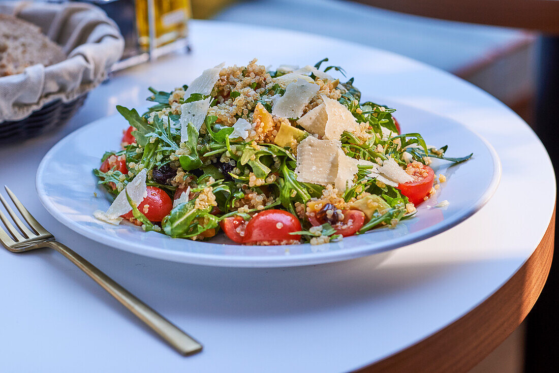 Quinoasalat mit Rucola, Avocado und Parmesan