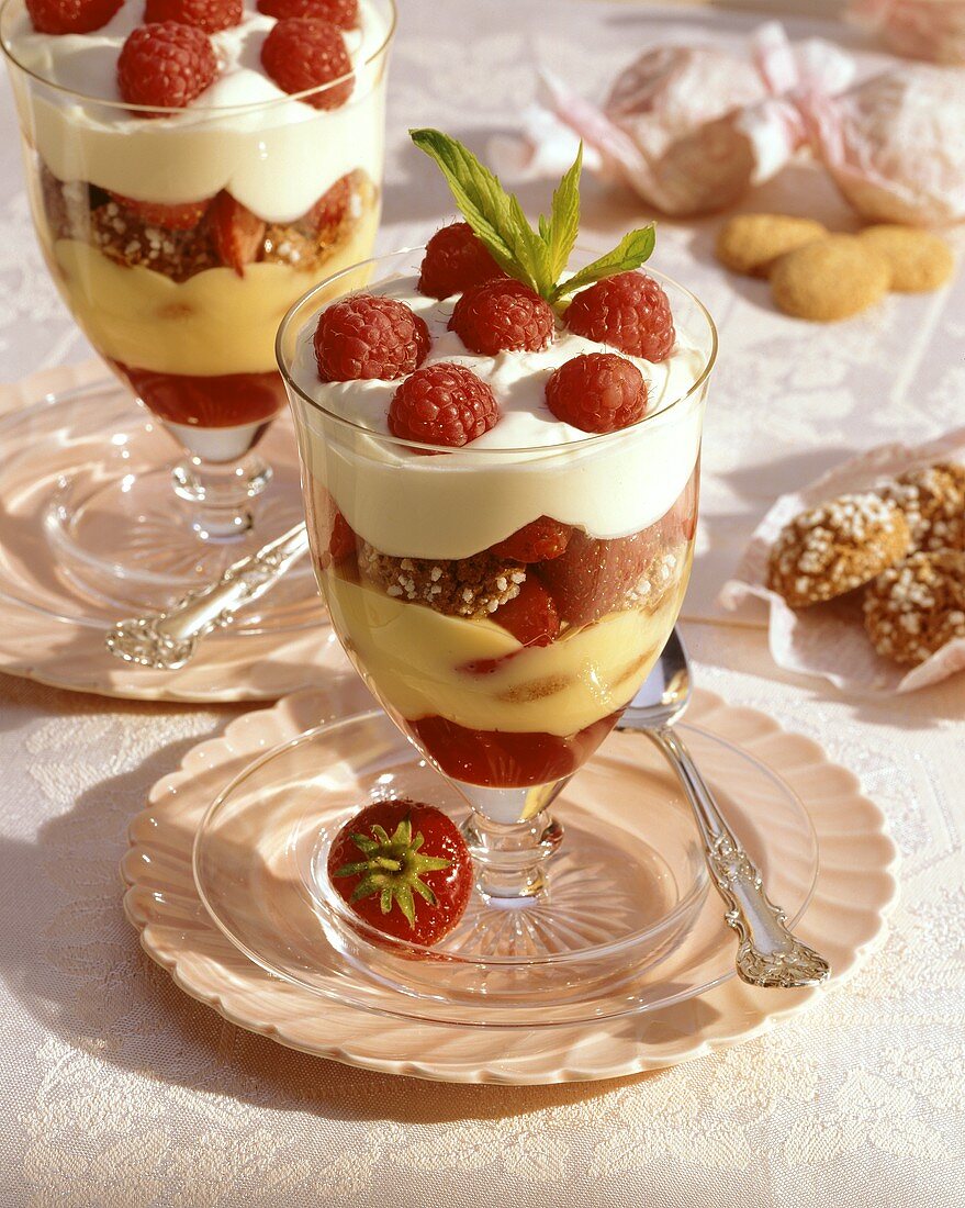 Trifle mit Him- & Erdbeeren, Amaretti, Pudding & Sahne