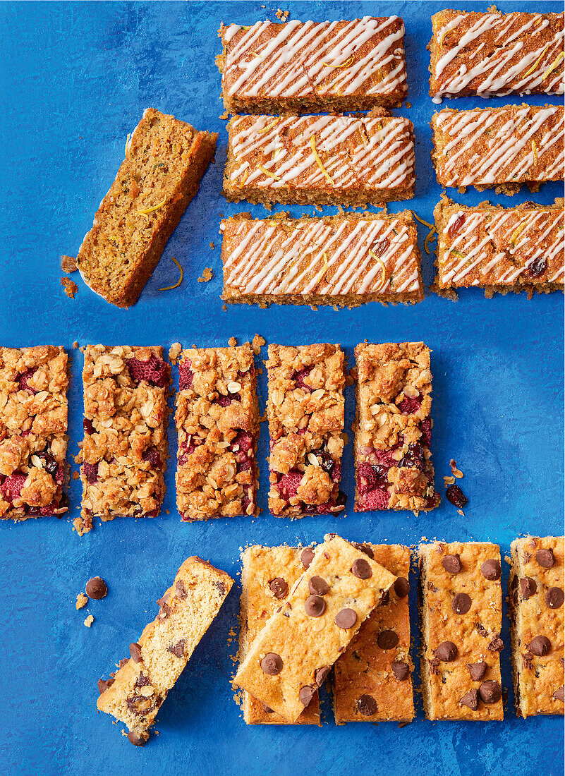 Gemüse-Sultaninen-Riegel, Müsliriegel mit Beeren und Dattelriegel mit Chocolate Chips