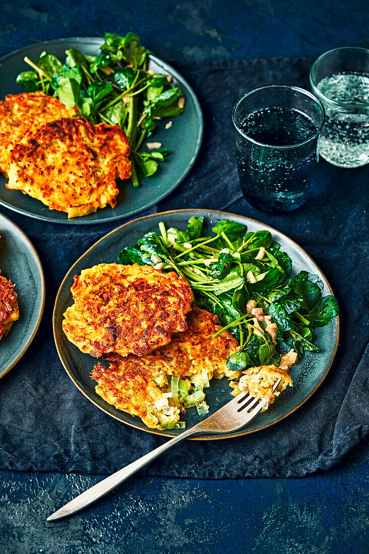 Lauch-Fritters mit Salat