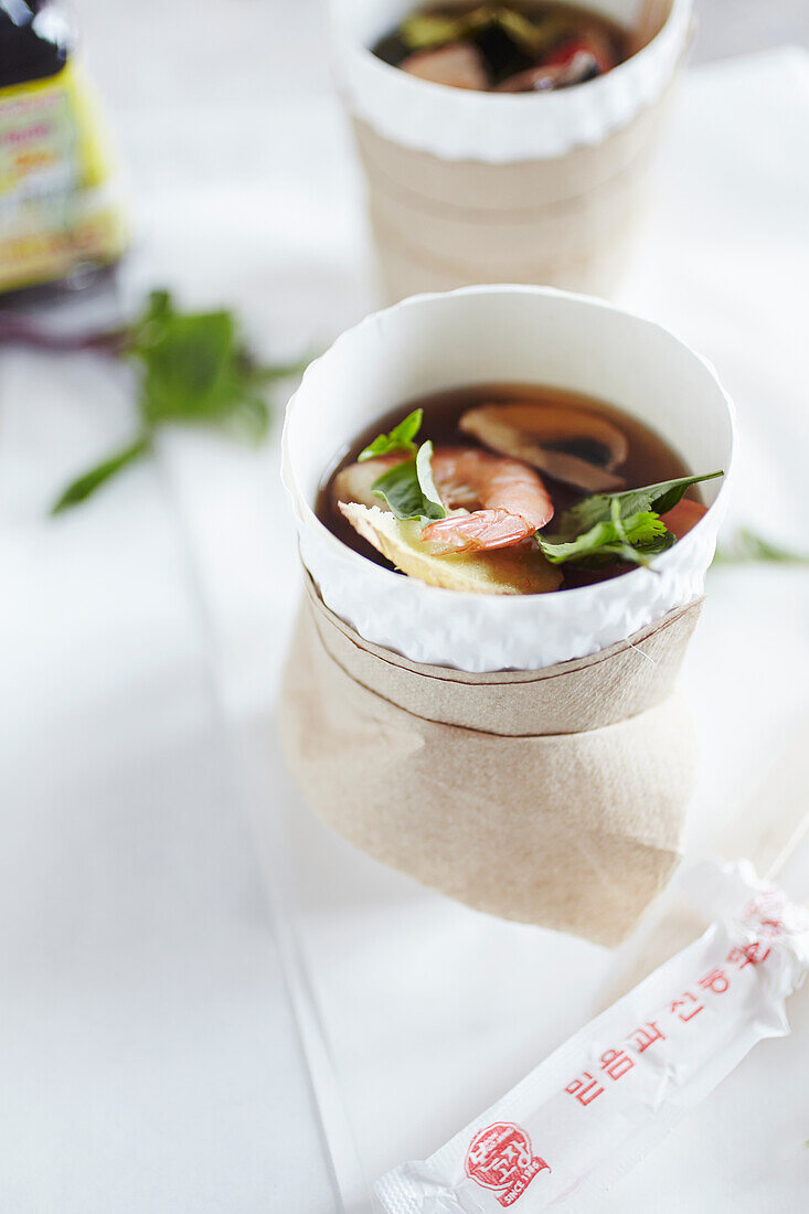 Vietnamesische Suppe mit Garnelen, Champignons und Reisnudeln