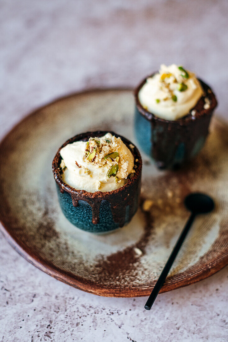 Schokoladen Mug Cake mit Pistazien-Halwa und Sahne