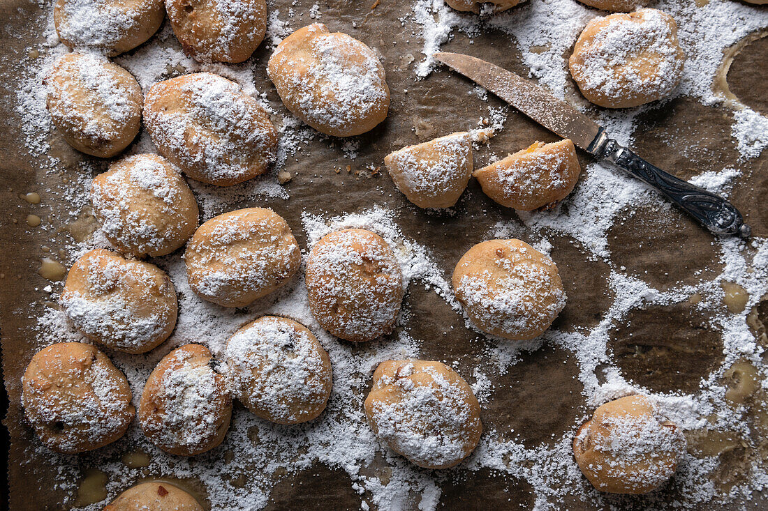 Veganes Mini-Stollen-Gebäck mit Aprikosen und Rosinen auf Backpapier