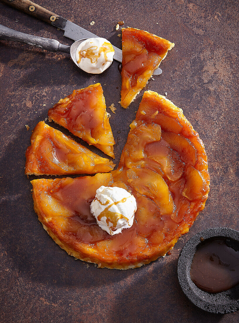 Tarte Tatin mit Sahneeis