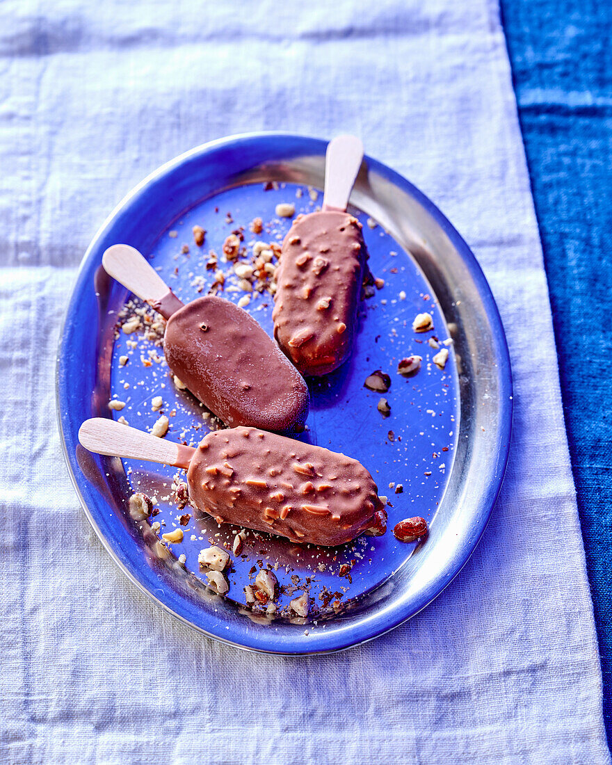 Eis am Stiel mit Nüssen und Schokoglasur