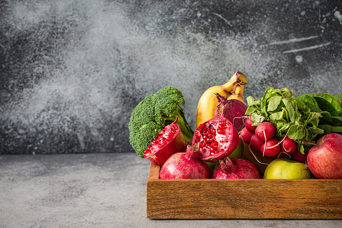 Frisches Obst und Gemüse in Holzschale