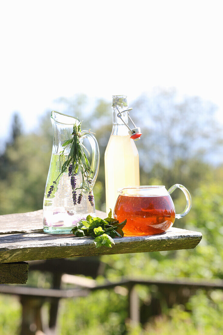 Kräutertee, Lavendel-Wasser und Limonade