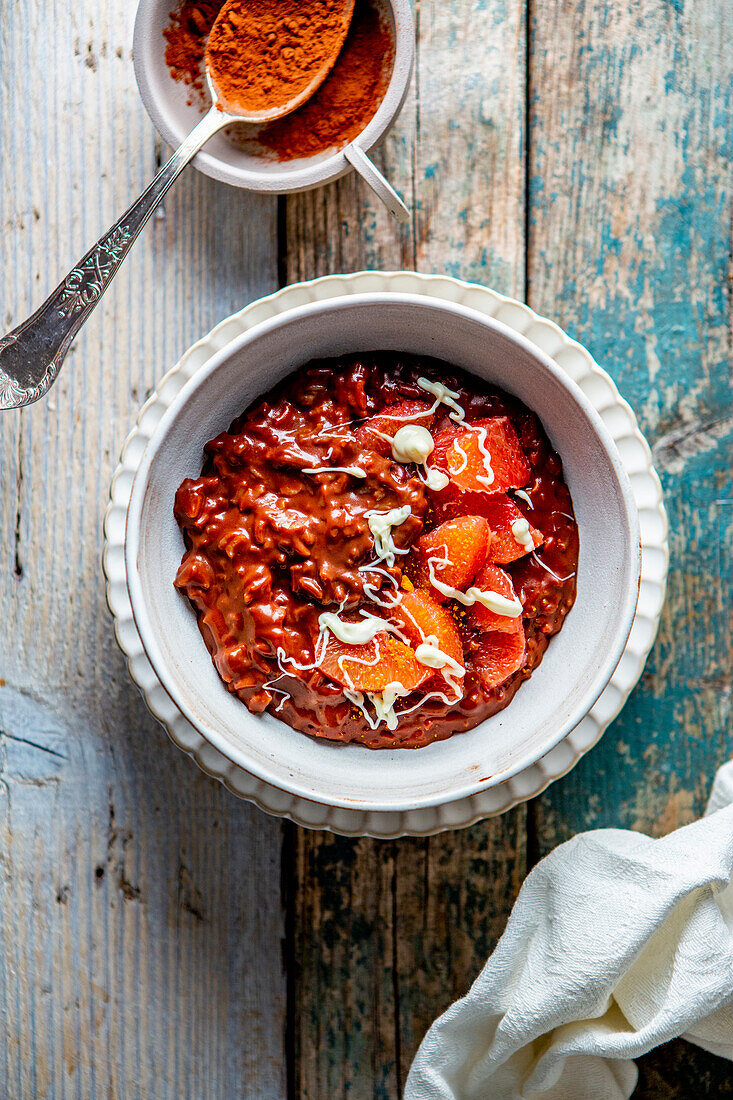 Red rice pudding with thin slices of sweet peaches