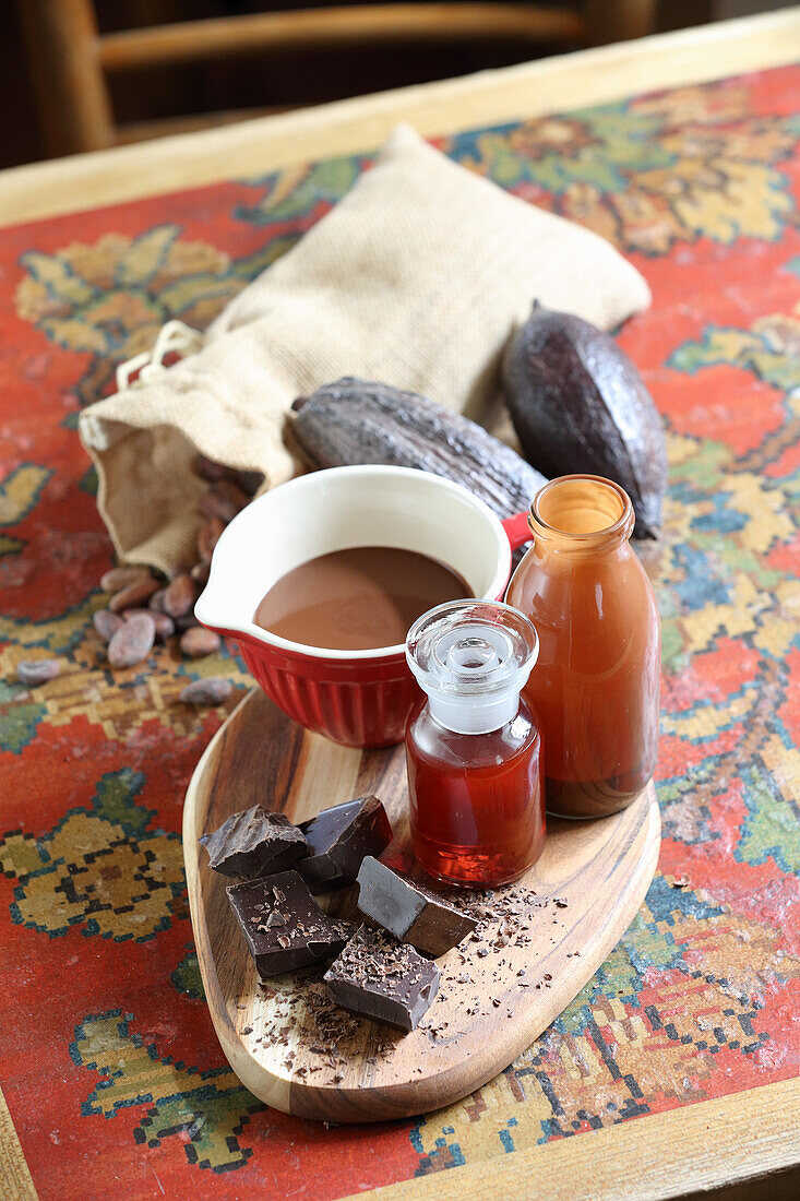 Zutaten für Winterdrink (Rotwein, Kakao und Schokolade)