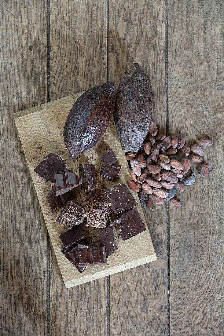 Kakaofrucht, Kakaobohnen und Schokolade