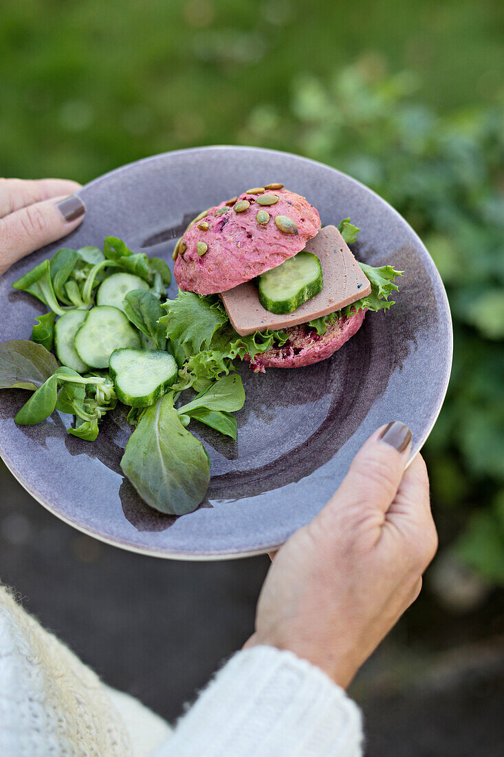 Belegtes Rote-Bete-Brötchen