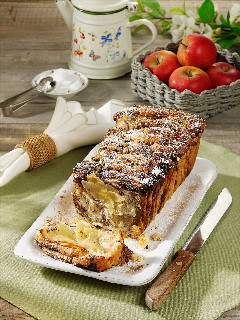 Apple-poppyseed-puffed bread