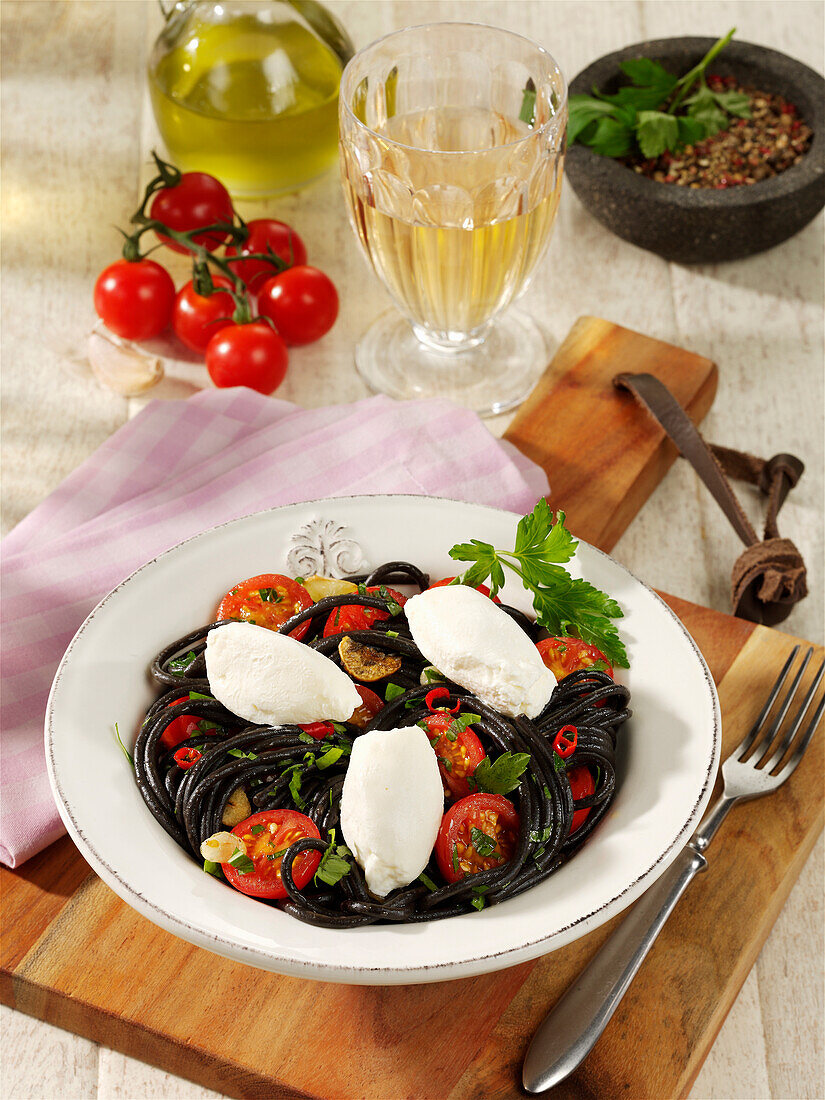 Schwarze Spaghetti mit Tomaten und Rabiola