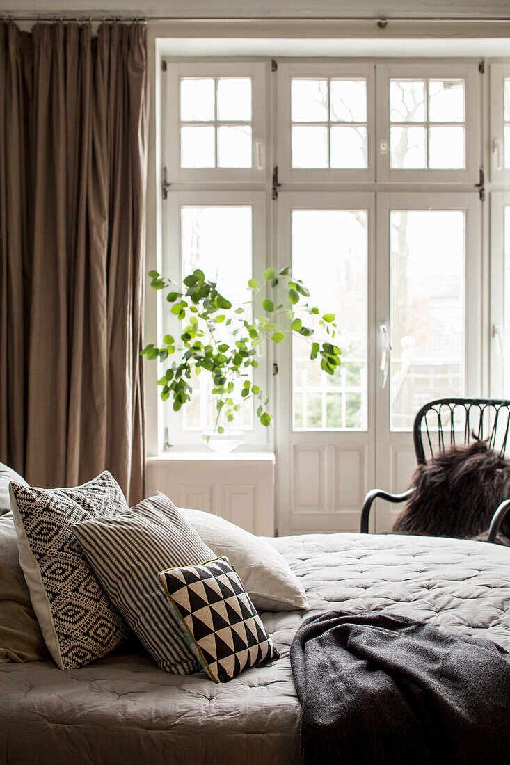 Scatter cushions with graphic patterns on round bed