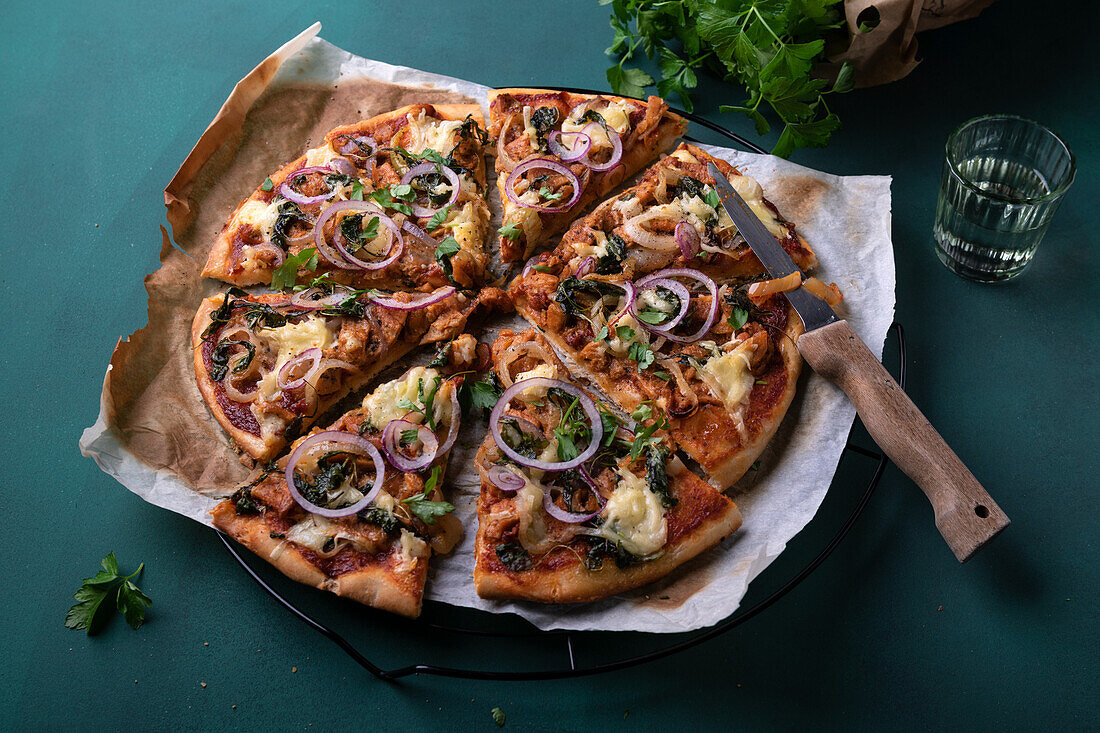 Vegane Pizza mit Sojageschnetzeltem, Zwiebeln und Rucola, überbacken mit Käse-Ersatz
