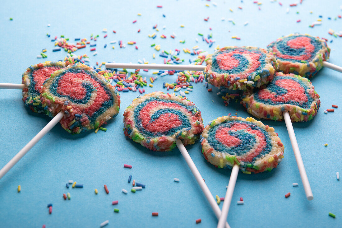 Vegane Mürbeteigkekse mit bunten Zuckerstreuseln am Stiel