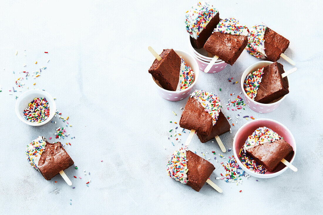 Double Choc Brownie-Pops mit Streuzuckern