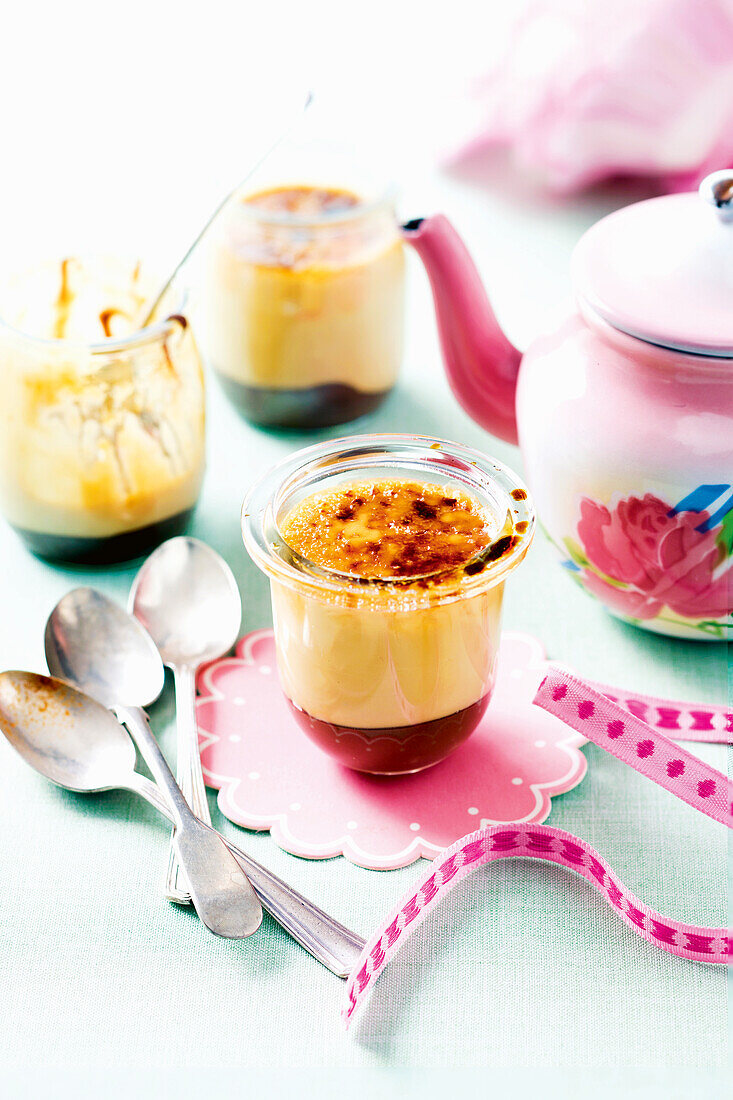 Crème brulee mit Kaffee und Haselnuss