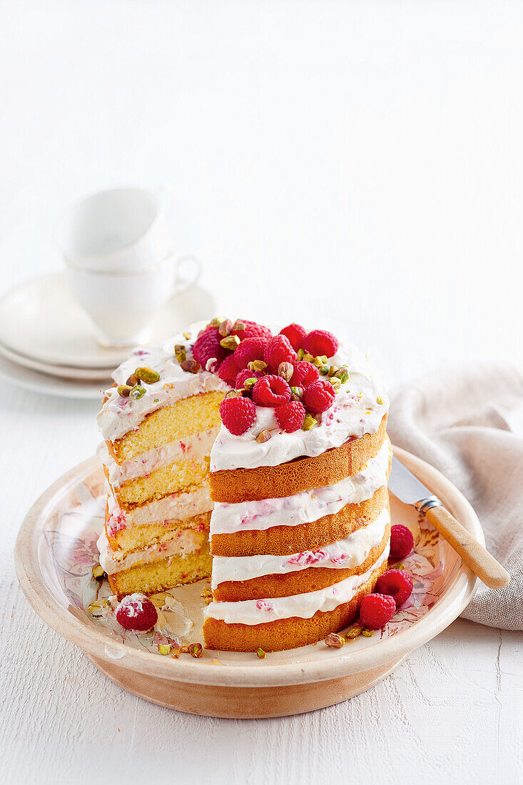 Biskuitkuchen mit Himbeeren, Honig und Sahne