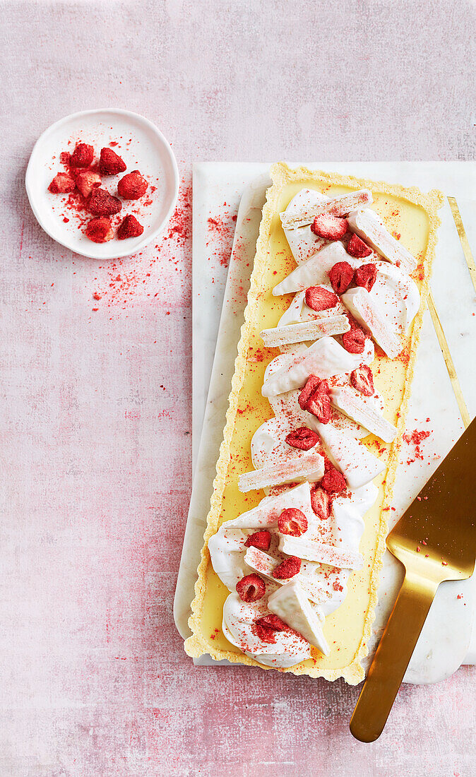 Weiße Schokoladentarte mit Erdbeeren und weißen Schokokeksen