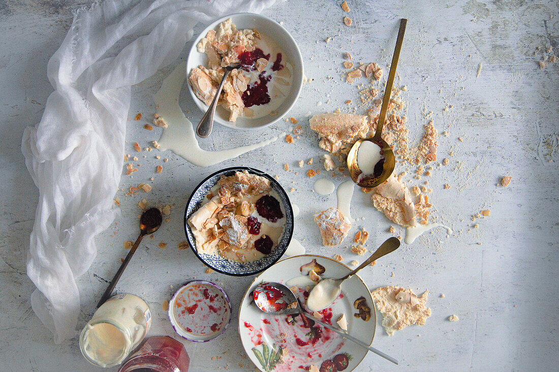 Schälchen mit Dessertresten