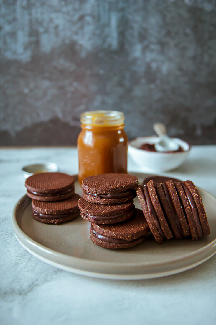 Mürbeteigplätzchen mit Schokolade und Karamell