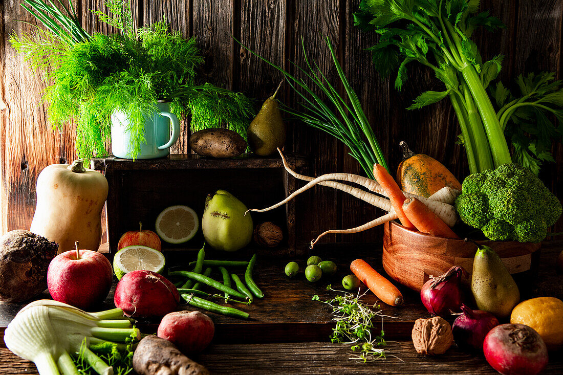 Herbstliches Stillleben mit Obst und Gemüse