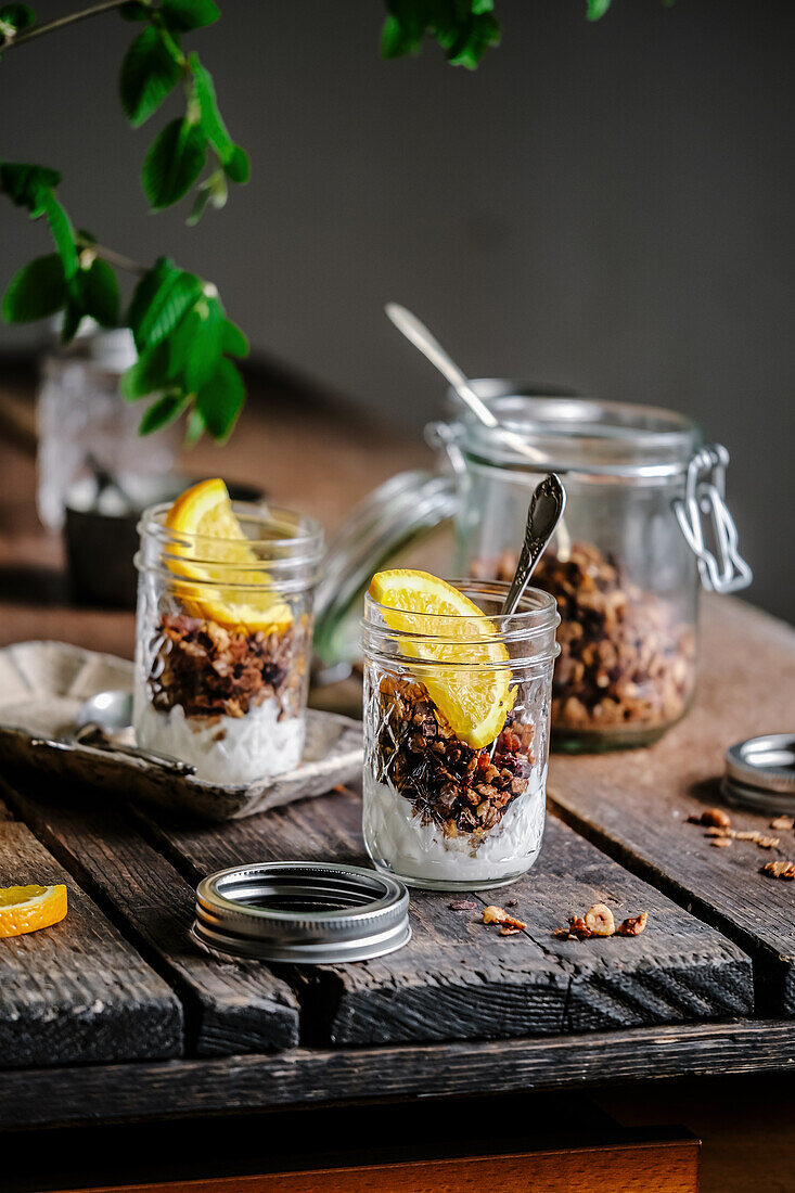 Granola-Müsli mit Joghurt und Orangen