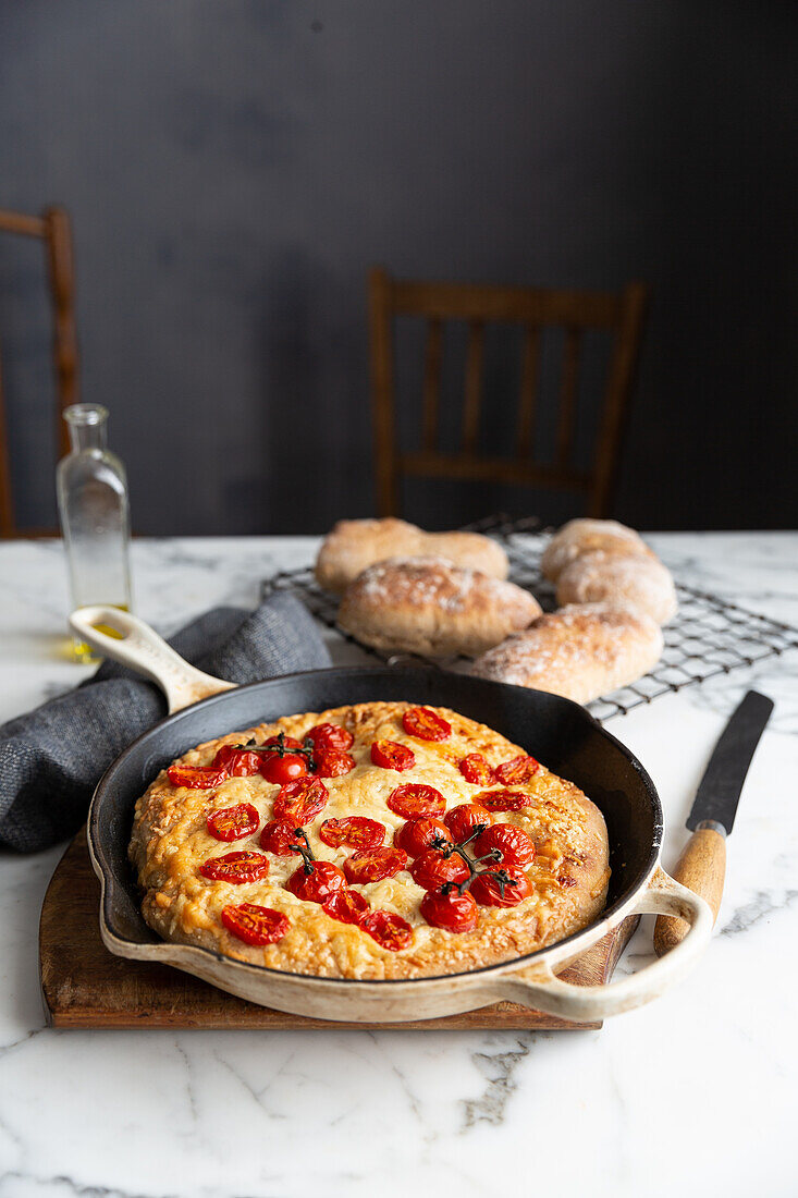 Ciabatta mit Cherrytomaten in der Pfanne