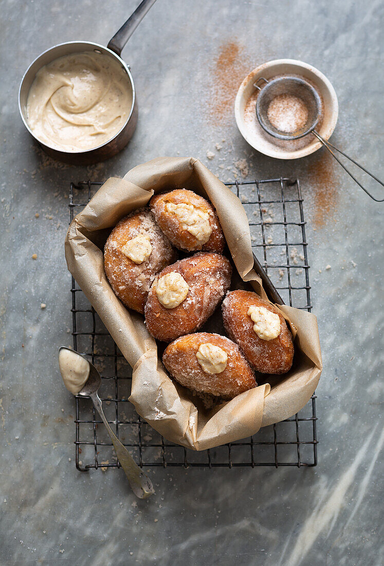 Donuts mit Vanillepuddingfüllung