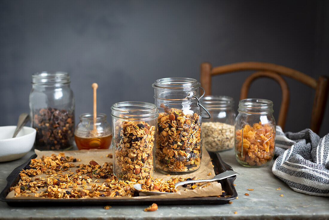 Hausgemachtes Granola-Müsli in Gläsern abfüllen