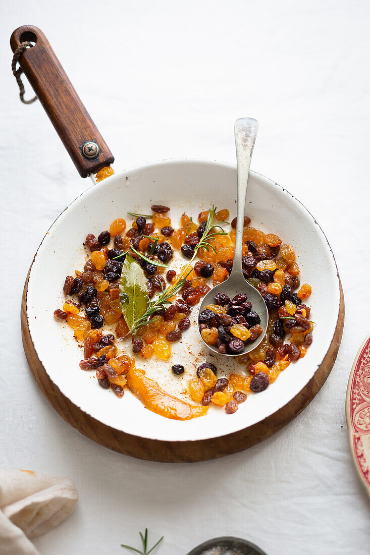 Fried raisins with butter