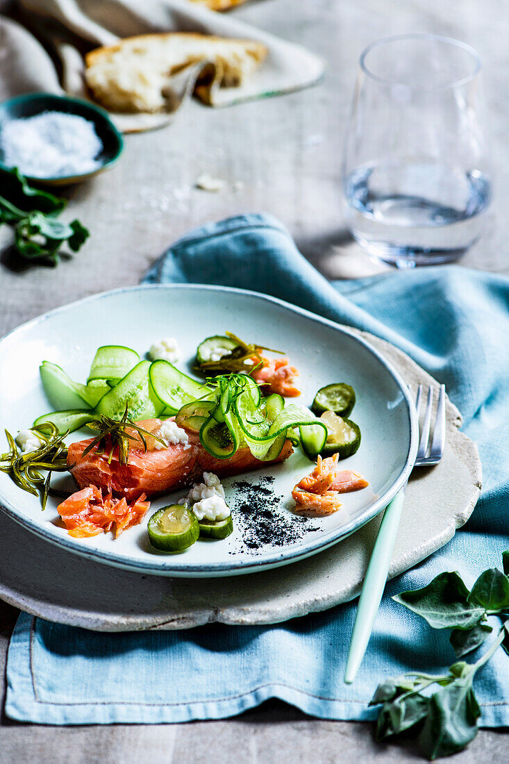 Marinierter Lachs mit Gurken