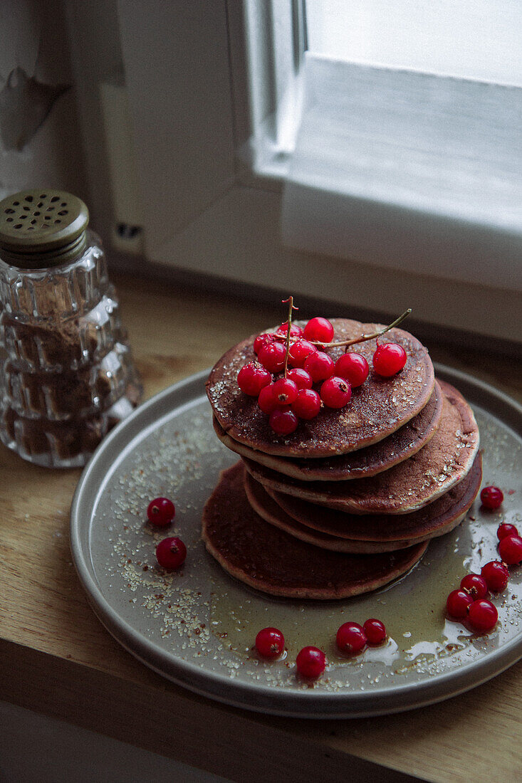 Schokoladen-Pancakes mit roten Johannisbeeren