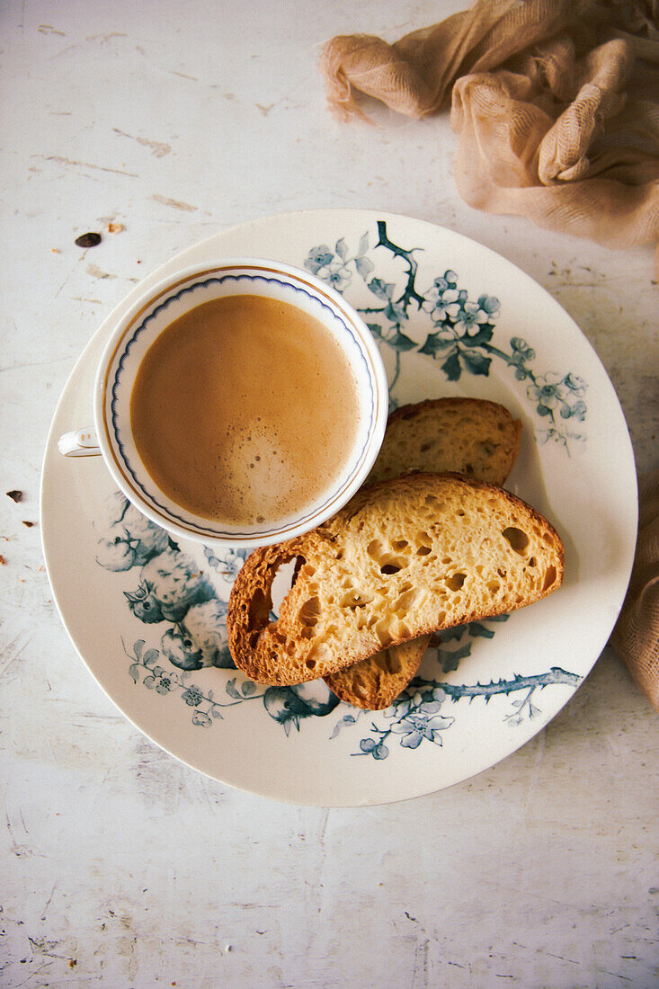 Geröstete Brotscheiben und Tasse Tee mit Milch